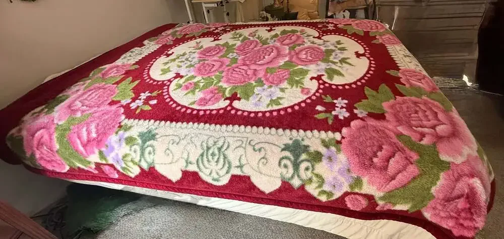 Vintage Korean-Style Heavyweight 2-Ply Raschel Floral Rose Print Plush Blanket